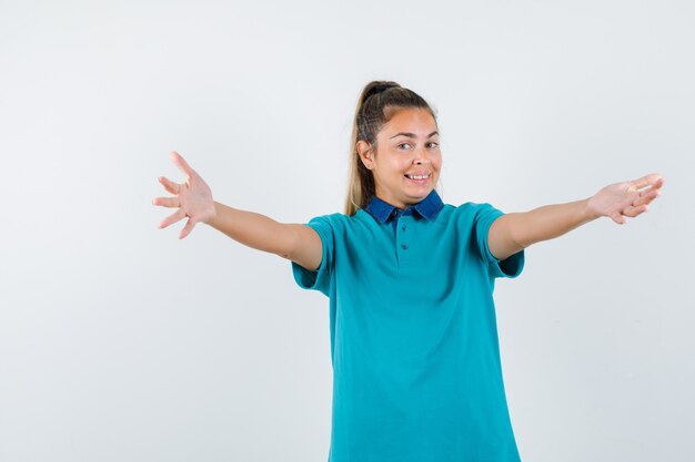 Chica joven expresiva posando en el estudio