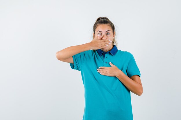 Chica joven expresiva posando en el estudio