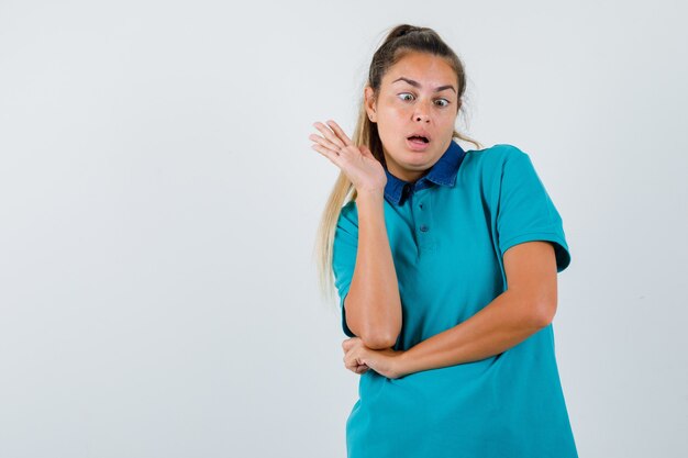 Chica joven expresiva posando en el estudio