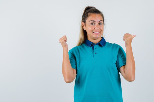 Chica joven expresiva posando en el estudio