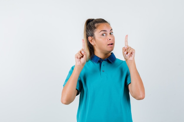 Chica joven expresiva posando en el estudio