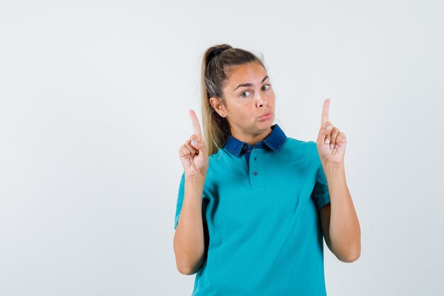 Chica joven expresiva posando en el estudio