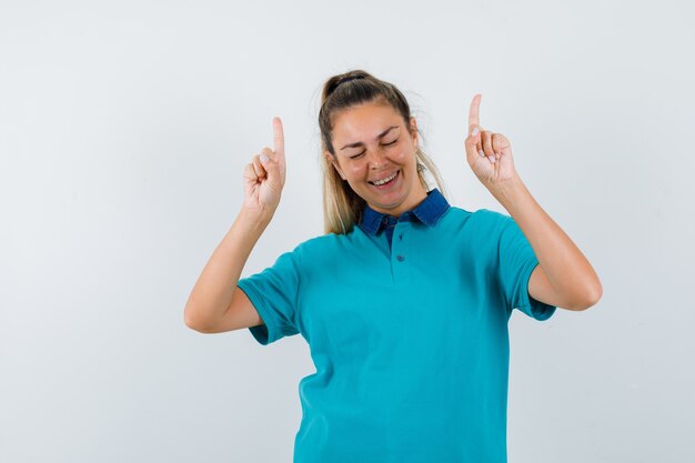 Chica joven expresiva posando en el estudio