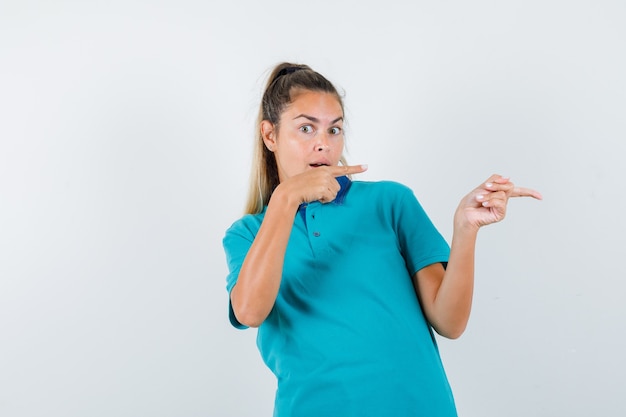 Chica joven expresiva posando en el estudio