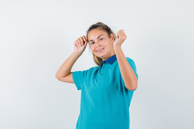 Chica joven expresiva posando en el estudio