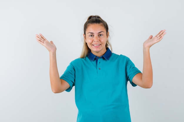 Chica joven expresiva posando en el estudio