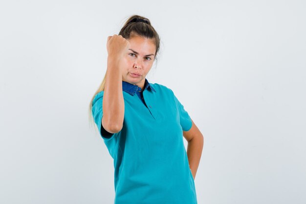 Chica joven expresiva posando en el estudio