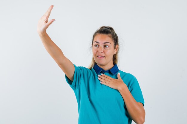 Chica joven expresiva posando en el estudio