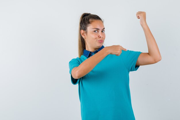 Chica joven expresiva posando en el estudio