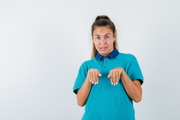 Chica joven expresiva posando en el estudio