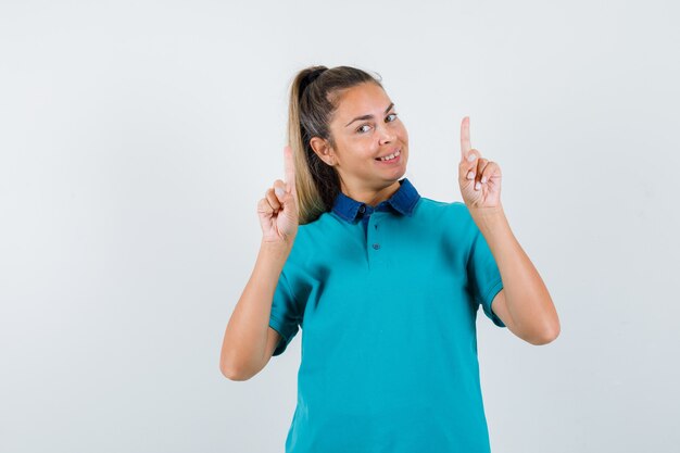 Chica joven expresiva posando en el estudio