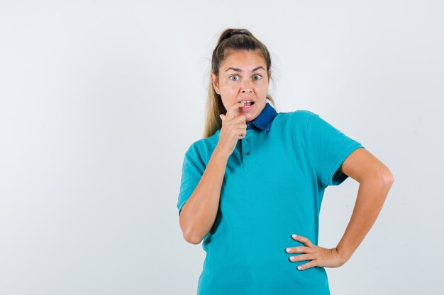 Chica joven expresiva posando en el estudio