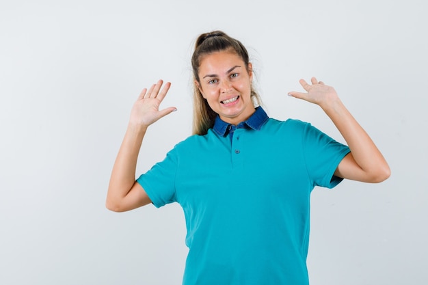 Chica joven expresiva posando en el estudio