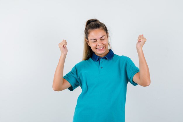 Chica joven expresiva posando en el estudio