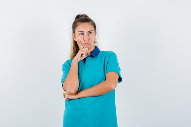 Chica joven expresiva posando en el estudio