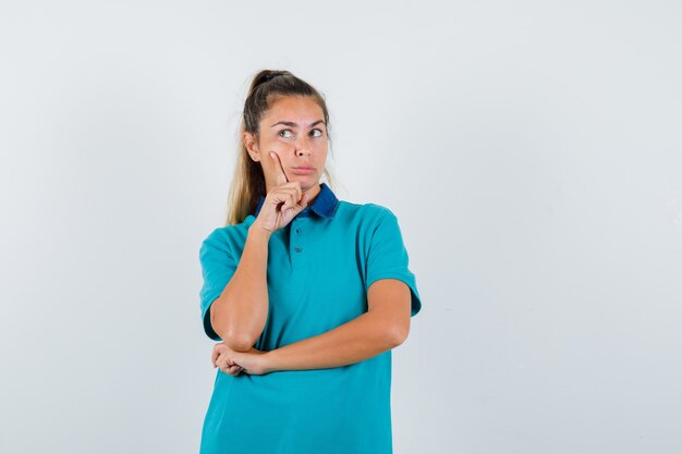 Chica joven expresiva posando en el estudio