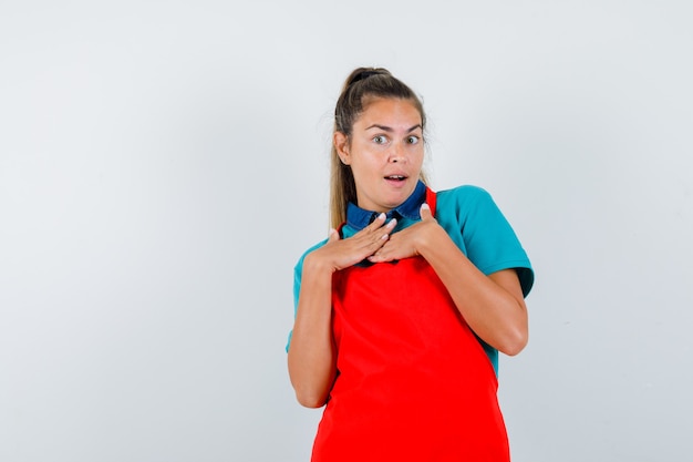 Chica joven expresiva posando en el estudio