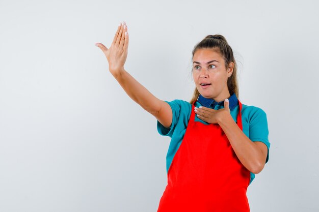 Chica joven expresiva posando en el estudio