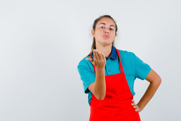 Chica joven expresiva posando en el estudio