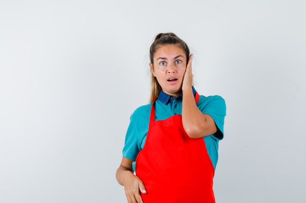 Chica joven expresiva posando en el estudio