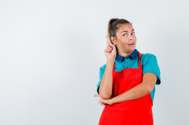 Chica joven expresiva posando en el estudio