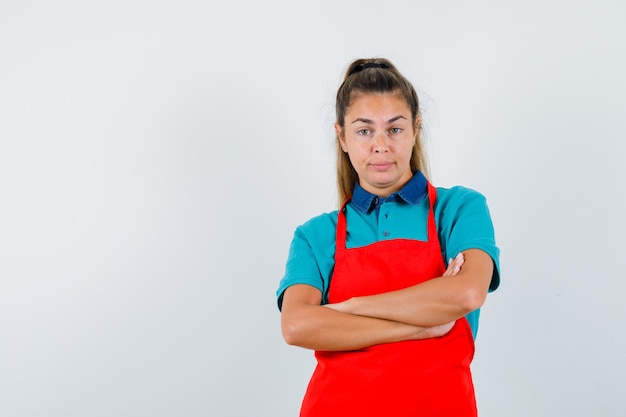 Foto gratuita chica joven expresiva posando en el estudio