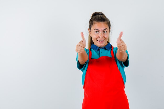 Chica joven expresiva posando en el estudio