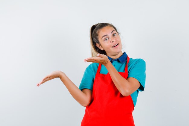 Chica joven expresiva posando en el estudio