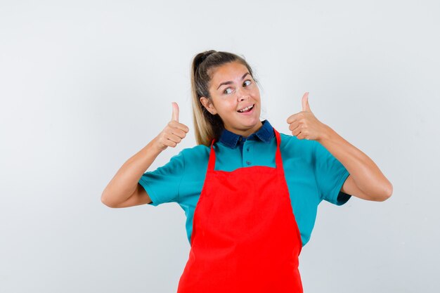 Chica joven expresiva posando en el estudio