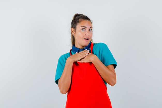 Chica joven expresiva posando en el estudio