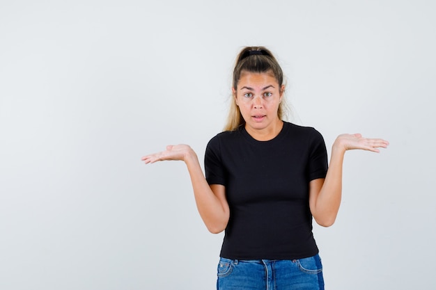 Chica joven expresiva posando en el estudio