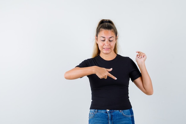 Chica joven expresiva posando en el estudio