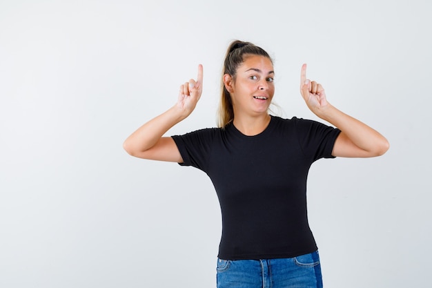 Foto gratuita chica joven expresiva posando en el estudio