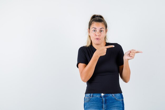 Chica joven expresiva posando en el estudio