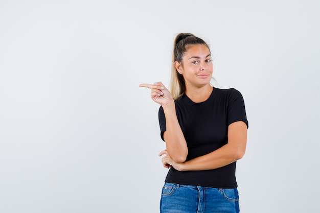 Chica joven expresiva posando en el estudio