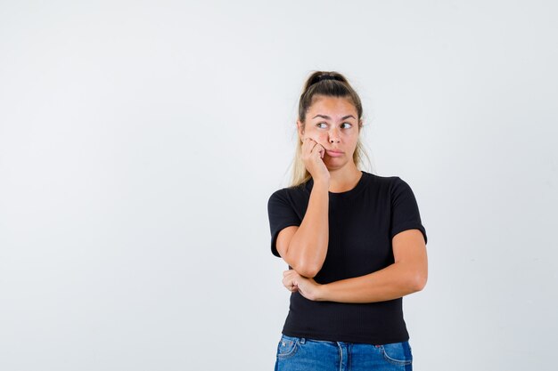 Chica joven expresiva posando en el estudio