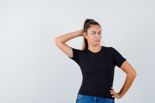 Chica joven expresiva posando en el estudio