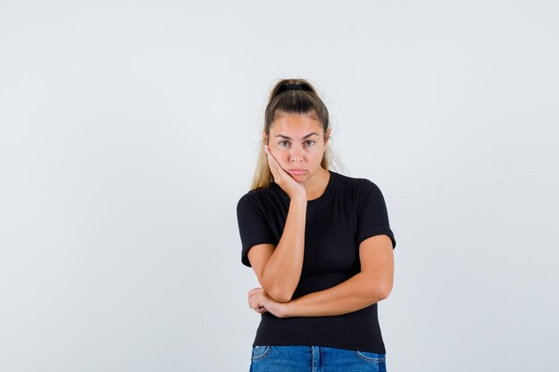 Chica joven expresiva posando en el estudio