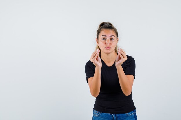 Chica joven expresiva posando en el estudio