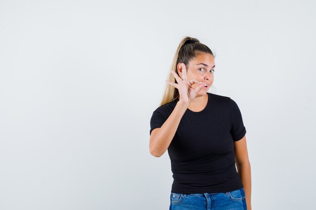 Chica joven expresiva posando en el estudio