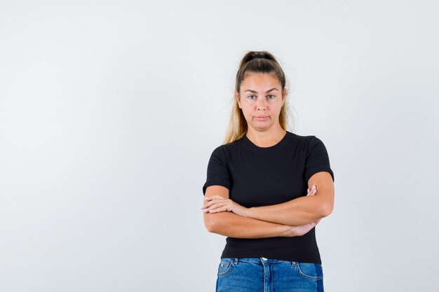 Chica joven expresiva posando en el estudio