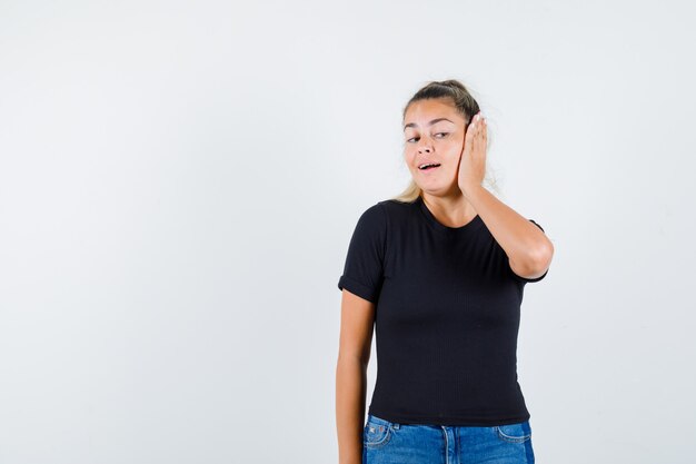 Chica joven expresiva posando en el estudio