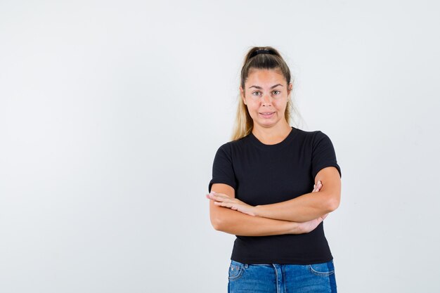 Chica joven expresiva posando en el estudio