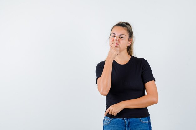 Chica joven expresiva posando en el estudio