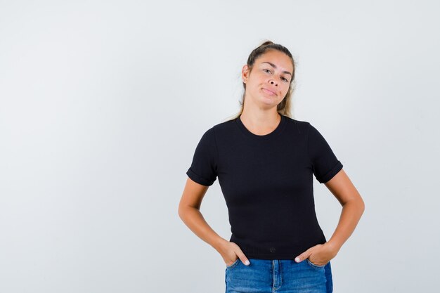 Chica joven expresiva posando en el estudio