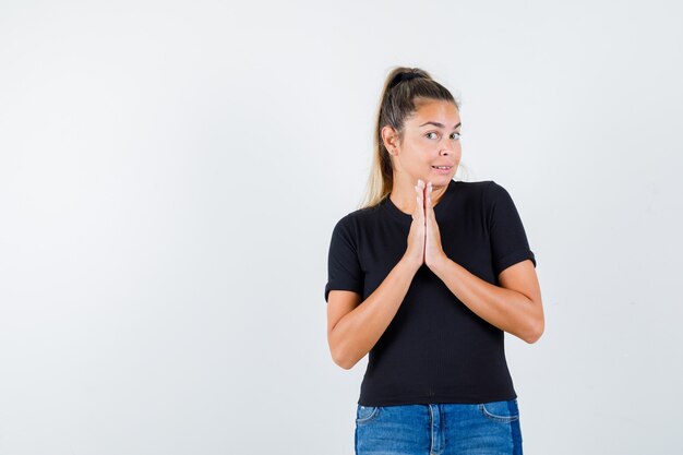 Foto gratuita chica joven expresiva posando en el estudio