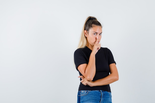 Chica joven expresiva posando en el estudio