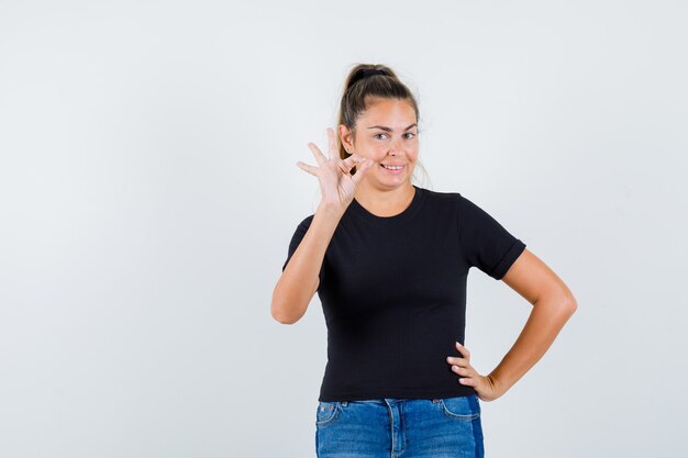 Chica joven expresiva posando en el estudio