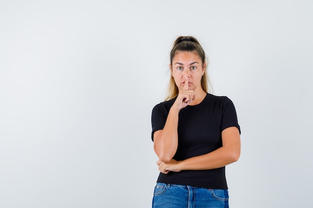 Chica joven expresiva posando en el estudio