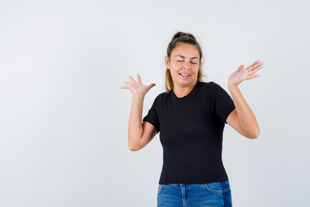 Chica joven expresiva posando en el estudio